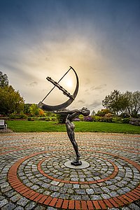 Skulptur mit Sonnenuhr